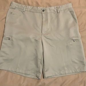 Men’s Kahki Size 40 IZOD Golf Shorts